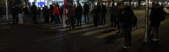 Incident na protestu podrške u Leskovcu, taksista umalo udario demonstrante