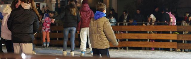 VRANJE DOBIJA LEDENU BAJKU: Počelo sa radom novogodišnje klizalište, poklon karte osnovcima