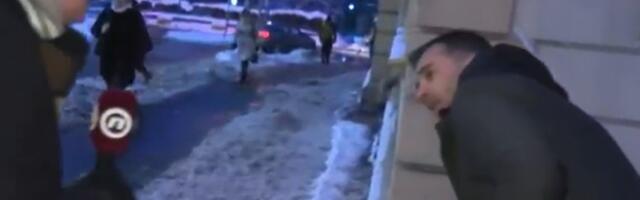 Savo Manojlović se pretvara da čisti sneg: Blokader zvao kamere da ga snime, pa glumi da mu to smeta (VIDEO)