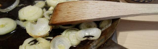 Kuća vam užasno miriše svaki put kad dinstate luk? Ovaj trik rešava problem za minut