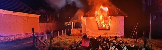 HODALA JE SA ŠTAKAMA, KADA JE POČEO POŽAR NIJE JOJ BILO SPASA: Detalji tragične smrti žene u Lešnici, njen brat uspeo da se spasi