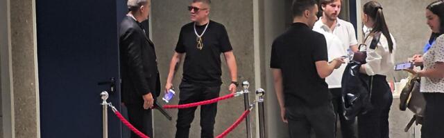 Odrastao u enklavi na Kosovu i Metohiji, pa se odselio u Kuvajt: Bivši Zadrugar stigao na koncert Senide