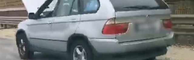 BMW X5 s otvorenom haubom motora na auto-putu u Mađarskoj (VIDEO)