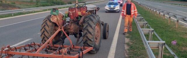 Traktor izazvao lančani sudar kod Aleksinca: Tri osobe su teško povređene