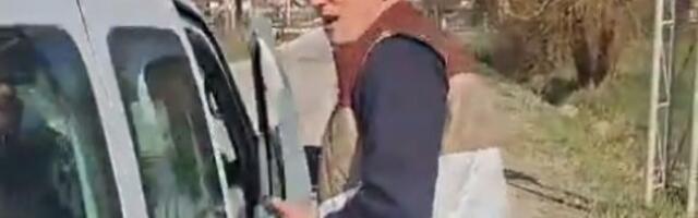 UŽAS Aktivista vlasti pretio studentima "pucanjem u glave" (VIDEO)