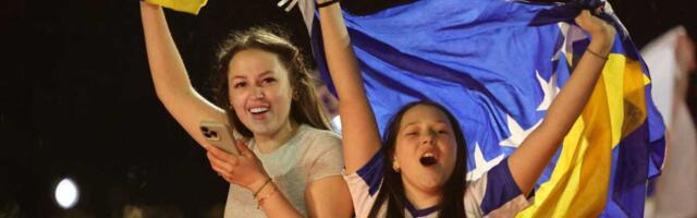 Ludnica u Sarajevu: Fudbalere BiH dočekalo 100.000 ljudi /GALERIJA/