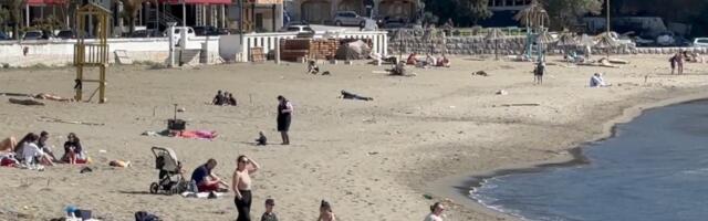 PRVI KUPAČI NA PLAŽI U ULCINJU Lepo vreme izmamilo turiste  na Maloj plaži (FOTO)