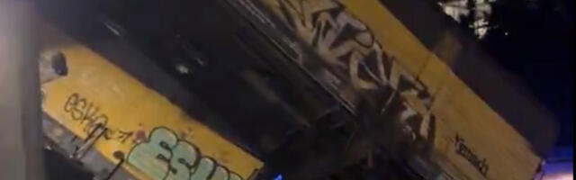 Horor u Nemačkoj: Voz iskočio iz šina, vagoni pali sa mosta (VIDEO)