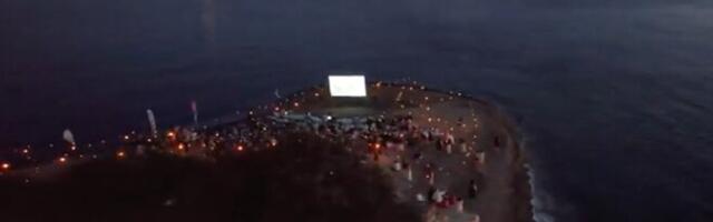Bioskop pod zvezdama na grčkom ostrvu oduševio svet: Filmska čarolija između stena, mora i mesečine (VIDEO)