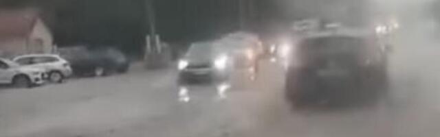 Poplavljene ulice u ovim delovima Beograda: Reka teče - vozači, ne sedajte za volan, sve je paralisano (VIDEO)