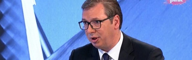 (FOTO) VUČIĆ POKAZAO PAKETE POMOĆI ZA PENZIONERE: Predsednik Srbije otkrio na koji način će biti dostavljeni građanima