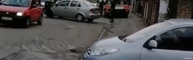 Saobraćajac se popeo na haubu da zaustavi vozača (VIDEO)