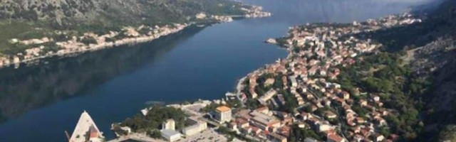 Tri gole devojke su trčale ulicama Kotora, a razlog je podelio ljude na mrežama