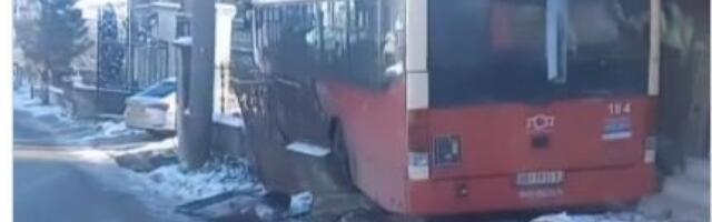 Vozač autobusa povređen prevezen na VMA, udario u kuću: Detalji nezgode u Ritopeku