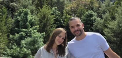 Aleksandra Prijović PRVI PUT POKAZALA TRUDNIČKI STOMAK: Porodično otišli u Diznilend, Filip i SIN se ne odvajaju od nje (FOTO)