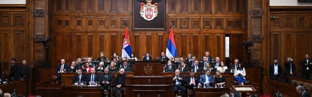 Oštra rasprava u Skupštini! Poslanici raspravljaju o izmenama Zakona o udžbenicima: Evo na šta se one donose