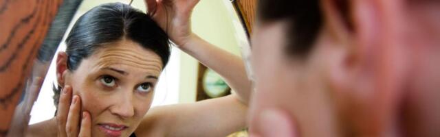 Da li treba čupati sede vlasi? Evo zašto frizeri to smatraju ozbiljnim rizikom!