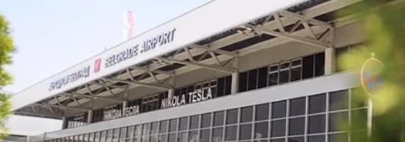 Požar na parkingu aerodroma “Nikola Tesla”: Vatra zahvatila automobil, vatrogasci na licu mesta