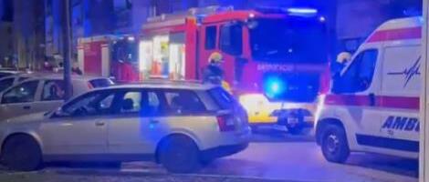 DRAMA U NOVOSADSKOM STANU! Veš mašina iznenada buknula usred stambene zgrade: Dva vatrogasna vozila odmah izletela na teren! (FOTO)