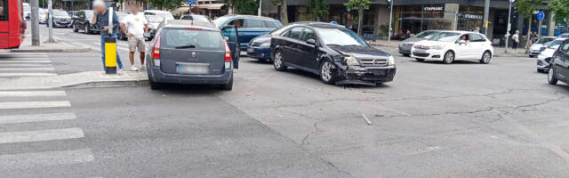 ČUKANJE U CENTRU BEOGRADA: Na raskrsnici kod Skupštine sudarili se "opel" i "reno" (foto)