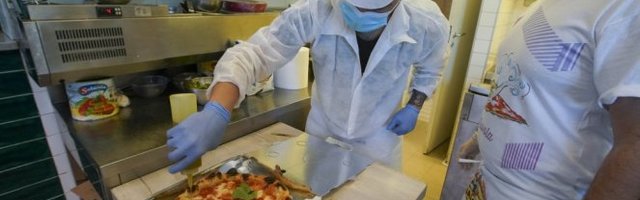 DE LUKA SE SMILOVAO, NA OVO SU U NAPULJU ČEKALI MESECIMA! Miris pice se ponovo širi ulicama! (FOTO)