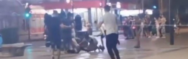 Svi dele snimak tuče u Nišu - Grupa momaka bije jednog mladića, a dok devojke zapomažu prolaznici snimaju incident