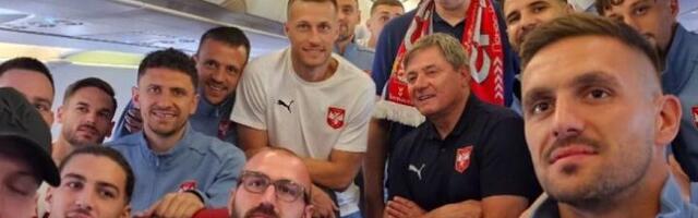 Vučić u avionu sa "orlovima" pred polazak na Euro (FOTO)