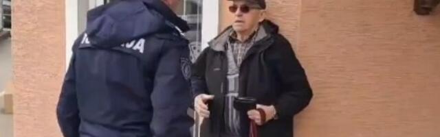 Muškarac napao i vređao novinare u Inđiji (VIDEO)