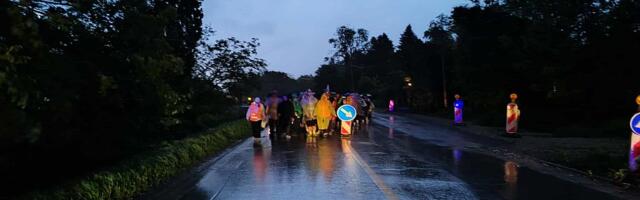 UŽIVO VIDEO Srednjoškolci dolaze u Novi Sad: Uprkos kiši stigli đaci iz Bačke Palanke
