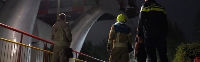 Holandija: Voz visi u vazduhu, "spasila" ga skulptura