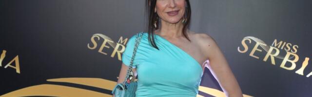 Prebodila razvod, pobedila bolest i sada izgleda bolje nego ikad: Snežana Dakić nikad lepša u mini suknji