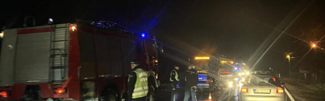 JEZIVA DRAMA U SAZONOVOJ NA VRAČARU: Automobil se survao u lift, 14 vatrogasaca izvlači zarobljene