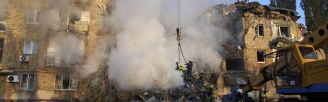 MASAKR U KIJEVU! Projektil pogodio STAMBENU ZGRADU, 11 mrtvih, među njima i deca! Grad bez struje i grejanja (VIDEO)