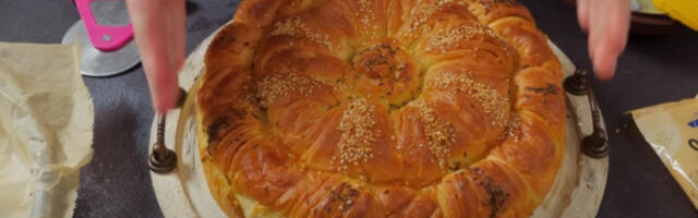 Šta se sve stavlja u božićnu česnicu? Evo šta treba da uradite za sreću i novac i kada da je mesite