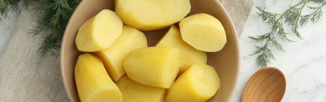 Mlada majka sedmoro dece isekla krompir i pokazala šta je unutra: "Danas je Jovanjdan, ovo je simbol"