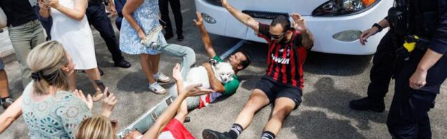 Haotične scene u Australiji: Ljudi su svojim telima blokirali autobus koji je trebalo da fudbalerke isporuči “dželatu” /FOTO/