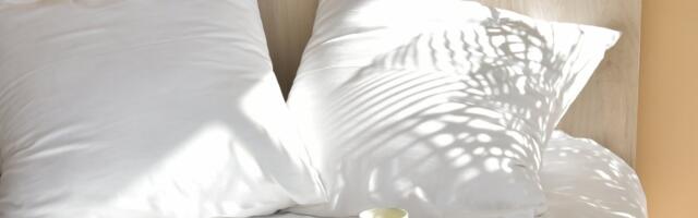 Dodajte pola šolje ovog sastojka u bubanj mašine i imaćete jastučnice bele kao sneg: Savet zlata vredan