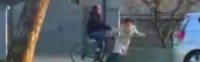 BICIKLISTA SE ZAKUCAO U ŽENU NASRED ULICE U POŽEGI! Trenutak udara zabeležen kamerom (VIDEO)