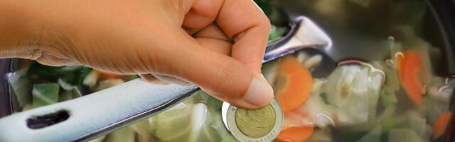 Bakin trik koji ponovo osvaja kuhinje: Zašto sve više žena u kupus stavlja novčić?