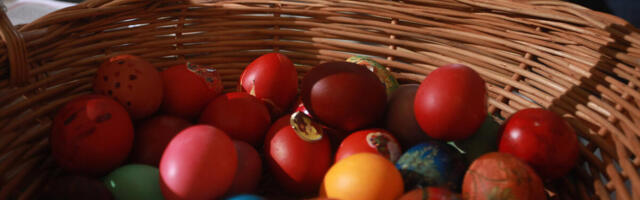 Ovu grešku Srbi prave kada farbaju jaja: Da ne bi nastala fleka za Uskrs, problem rešava jedna namirnica!