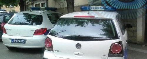 Vranje: Policajac na štandu SNS “uči” gradivo