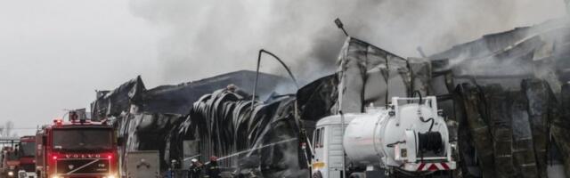 POŽAR U FABRICI ZA RECIKLAŽU GUMA: Devet vozila na terenu, ugroženi životi radnika unutar objekta!