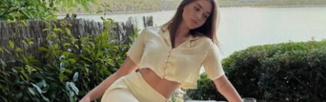 Čolina ćerka u miniću, popela se na sto: Potpuno se opustila, stomak go, prekrstila nogu i napravila pometnju