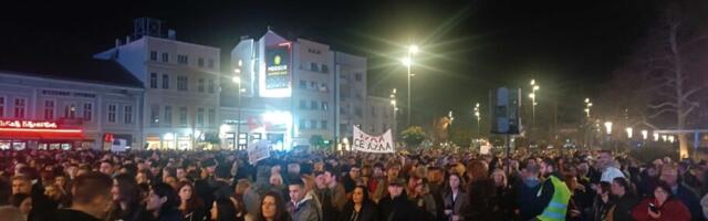 „Nije teško stajati i ćutati, teške su 23 tone betona“ – studenti i građani u Nišu još jednom protestovali