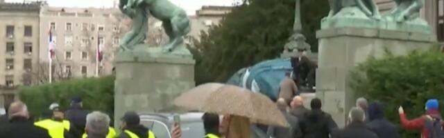 HAOS ISPRED SKUPŠTINE! Opozicija srušila ogradu ispred parlamenta i rušili šatore! (FOTO)