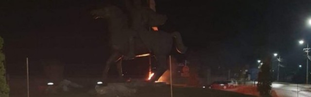 BACILI MOLOTOVLJEV KOKTEL NA SPOMENIK MILOŠA OBILIĆA!  Užas u Gračanici, HTELI DA SPALE SRPSKU ZASTAVU!