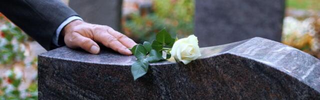 "Jedini milioner u Žagubicu" Dragomirov grob hit na mrežama: Zastaklio večnu kuću, uklesao crveni automobil i dve žene, a natpis je urnebesan