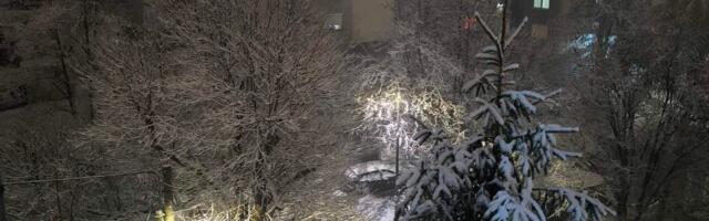 Veje kao u januaru, i to usred grada! Šok snimak iz Srbije: Sneg ne pada samo na planinama, evo gde se beli