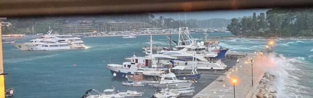 Opasno vreme u Hrvatskoj: Orkanska bura zatvorila puteve, ne idu trajekti, HAK pomenuo i Srbiju