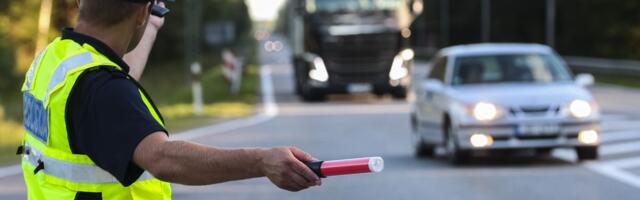 Saobraćajci zaustavili auto zbog prebrze vožnje: Na sedištu videli krvavog mladića, umesto kazne uradili OVO